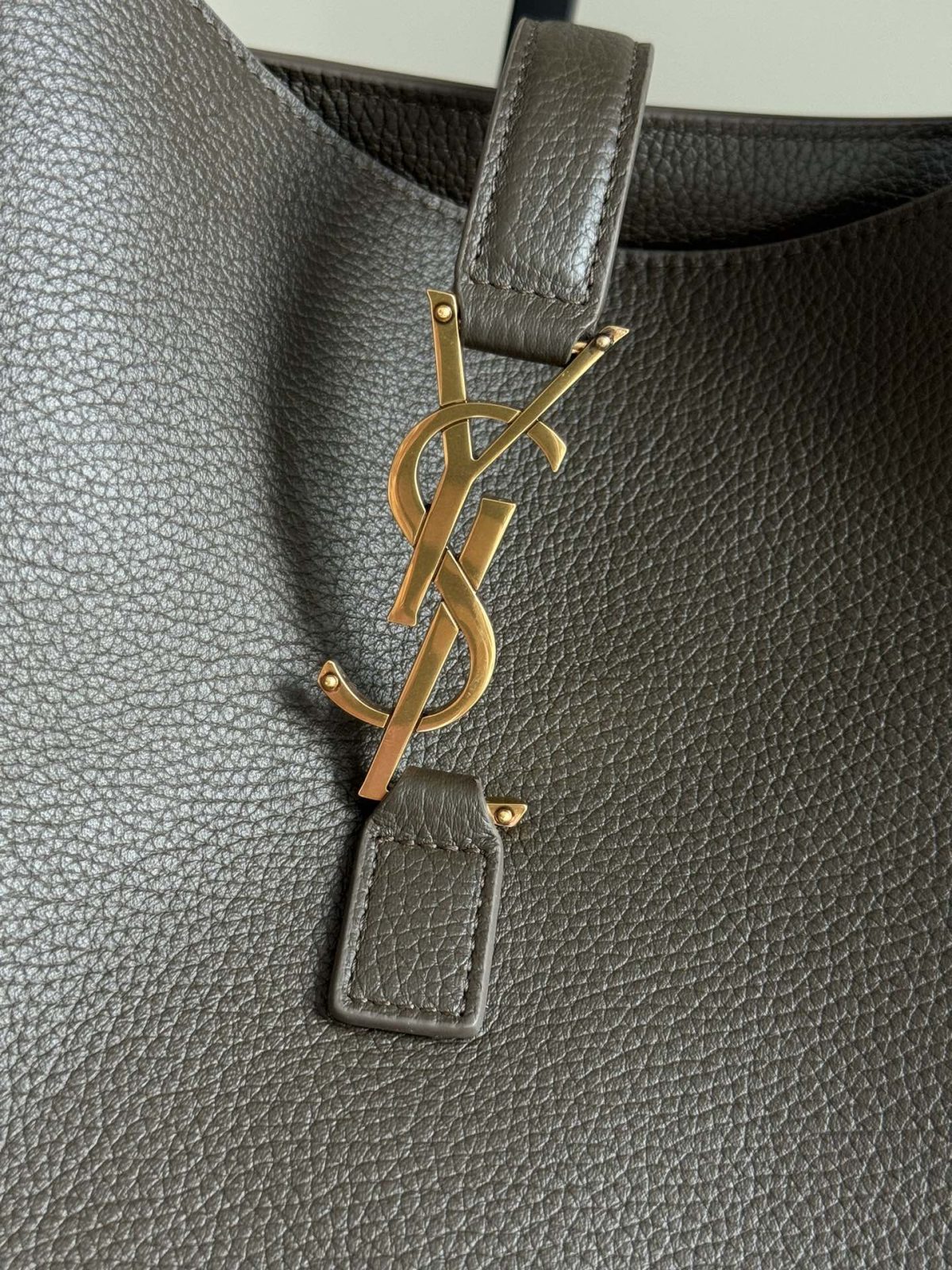 Yves Saint Laurent LE5A7 Bea Bag - Image 5