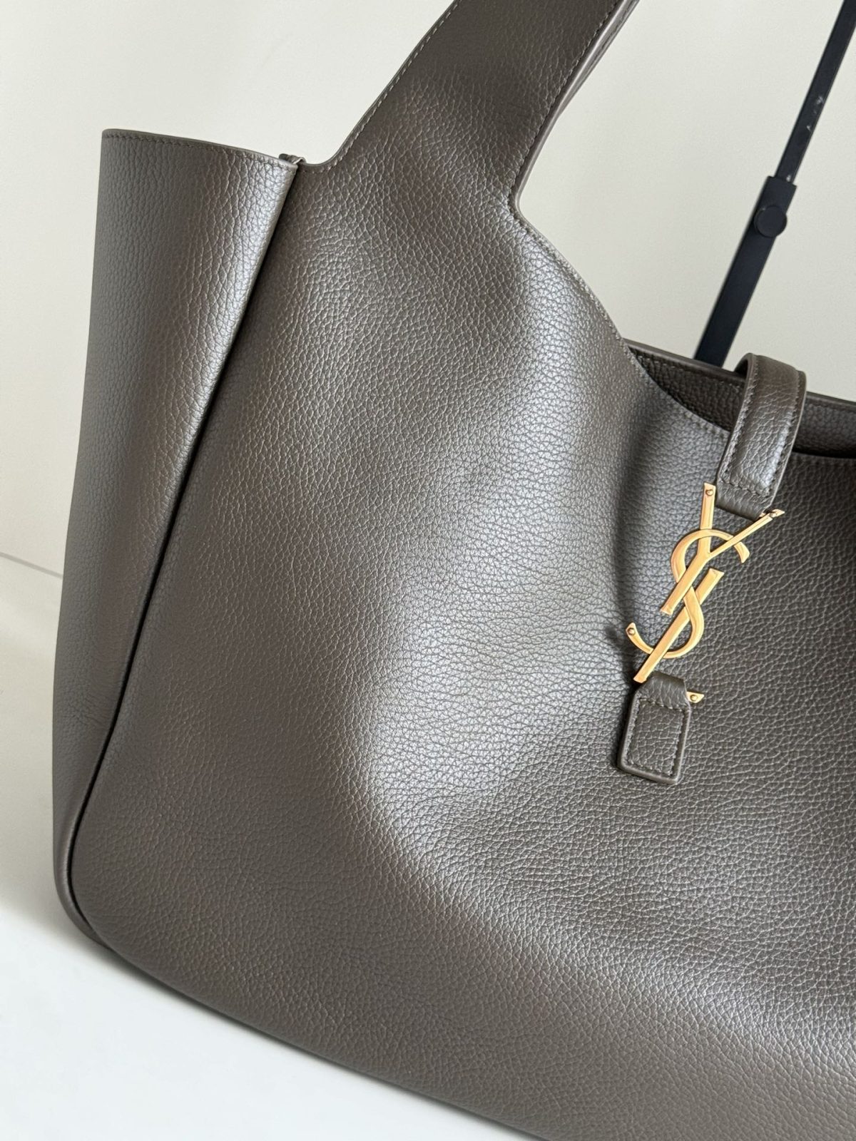 Yves Saint Laurent LE5A7 Bea Bag - Image 3