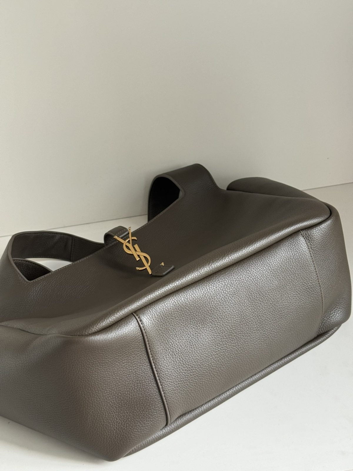 Yves Saint Laurent LE5A7 Bea Bag - Image 6