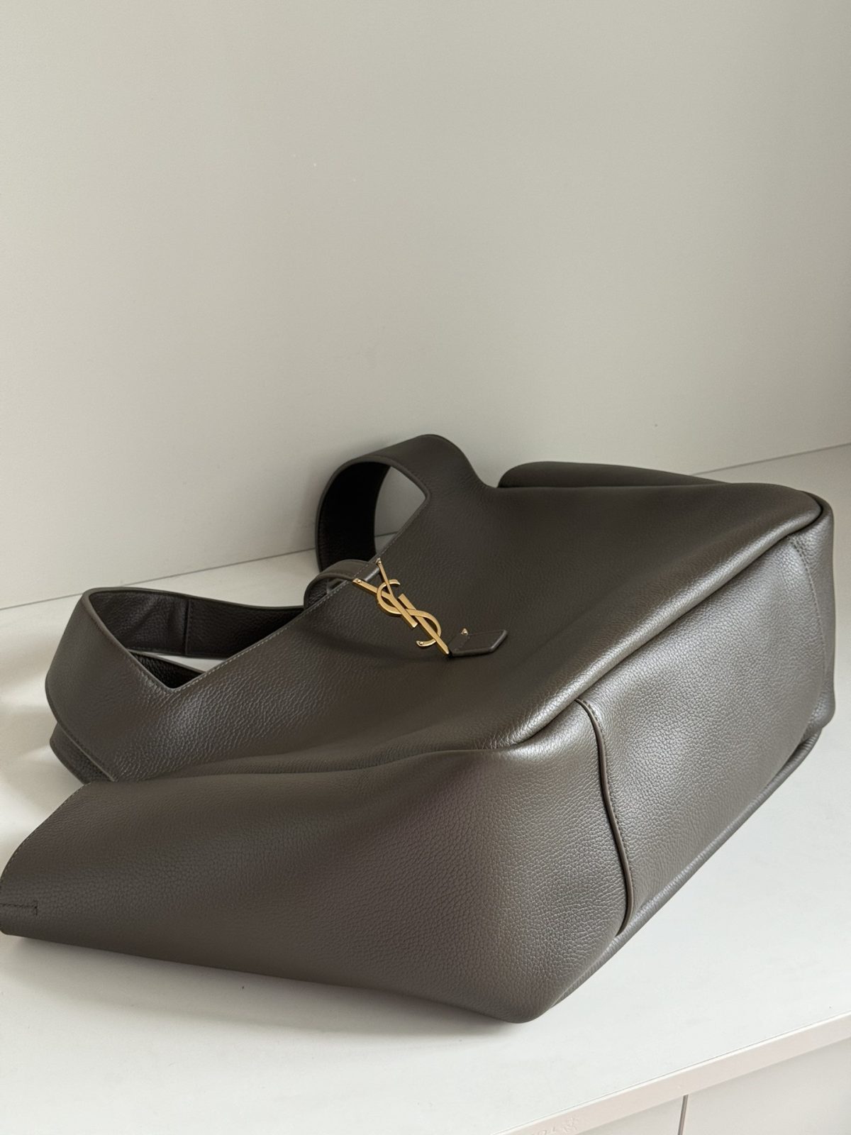 Yves Saint Laurent LE5A7 Bea Bag - Image 7