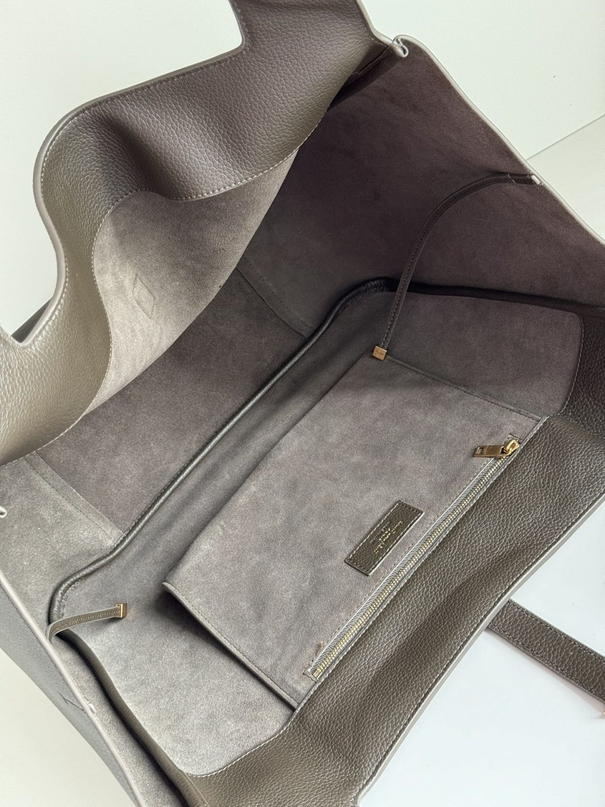 Yves Saint Laurent LE5A7 Bea Bag - Image 8