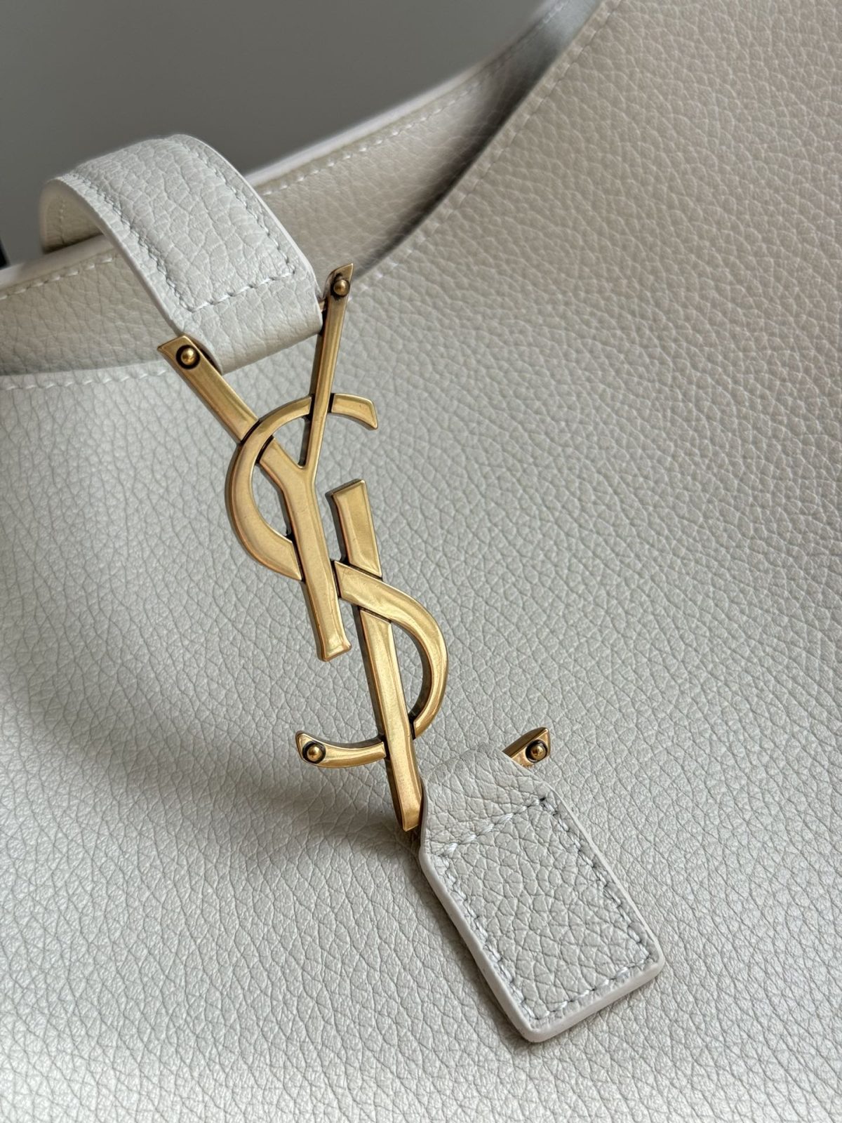 Yves Saint Laurent LE5A7 Bea Bag - Image 4