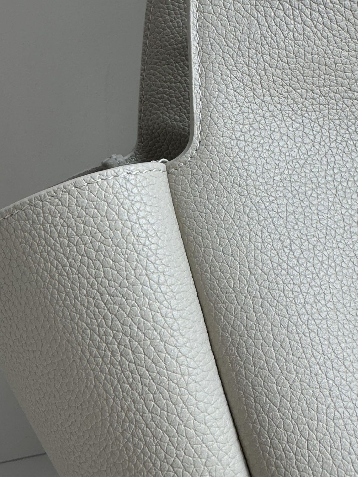 Yves Saint Laurent LE5A7 Bea Bag - Image 6