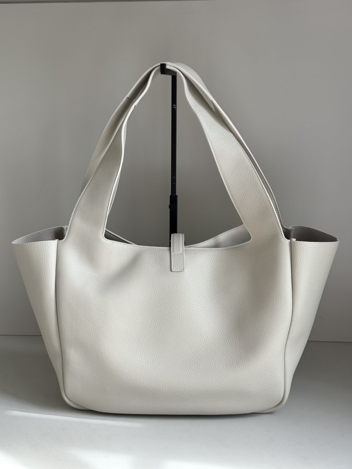 Yves Saint Laurent LE5A7 Bea Bag - Image 2