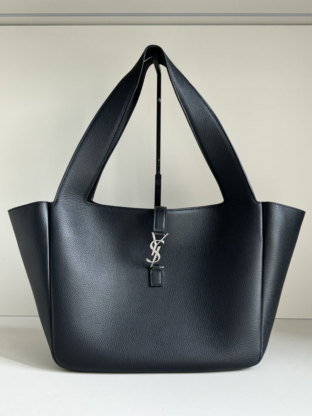 Yves Saint Laurent LE5A7 Bea Bag - Image 1