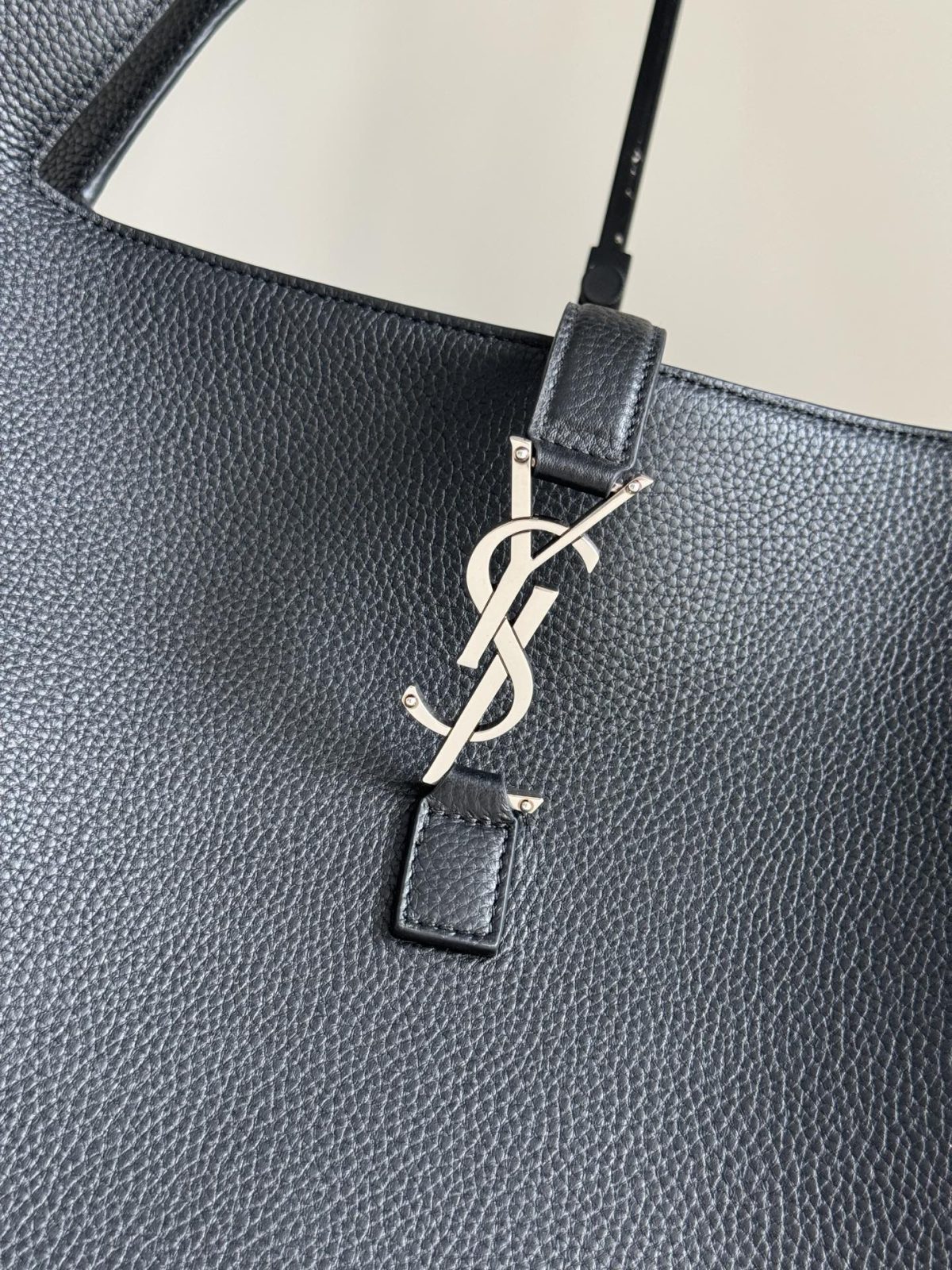 Yves Saint Laurent LE5A7 Bea Bag - Image 2
