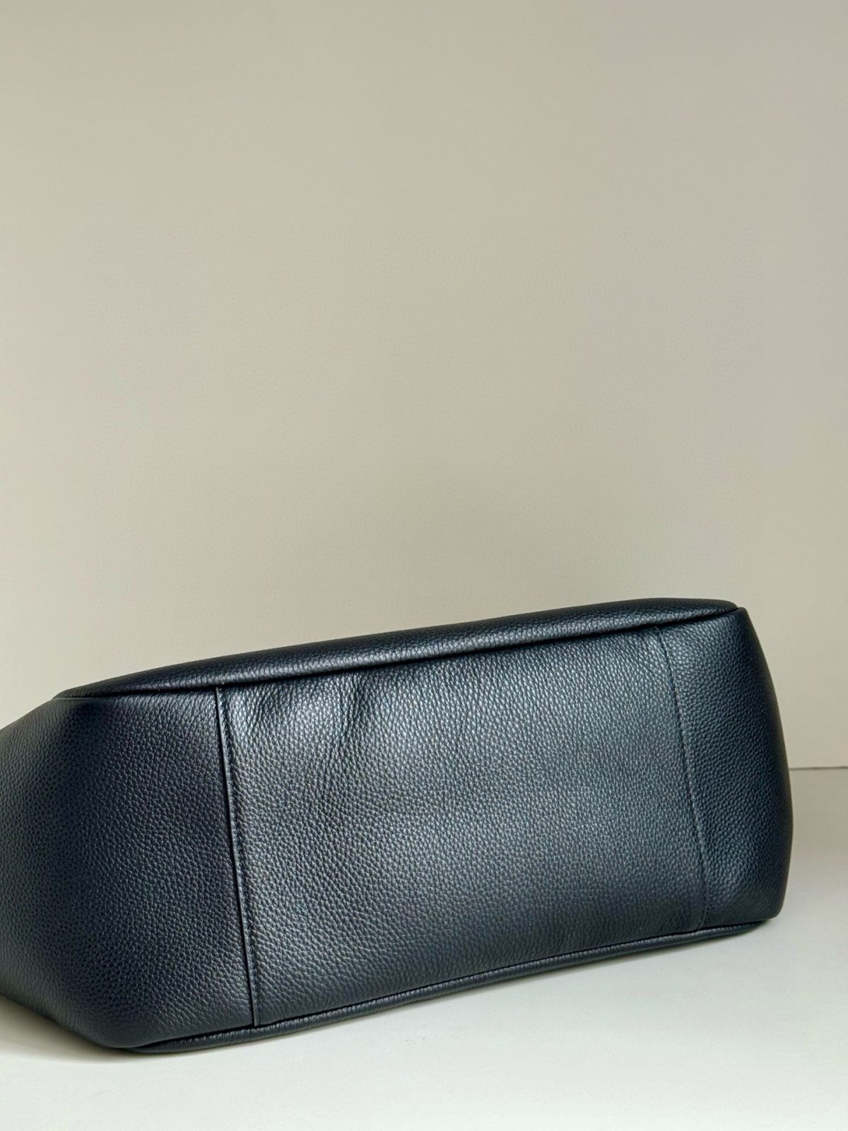Yves Saint Laurent LE5A7 Bea Bag - Image 5