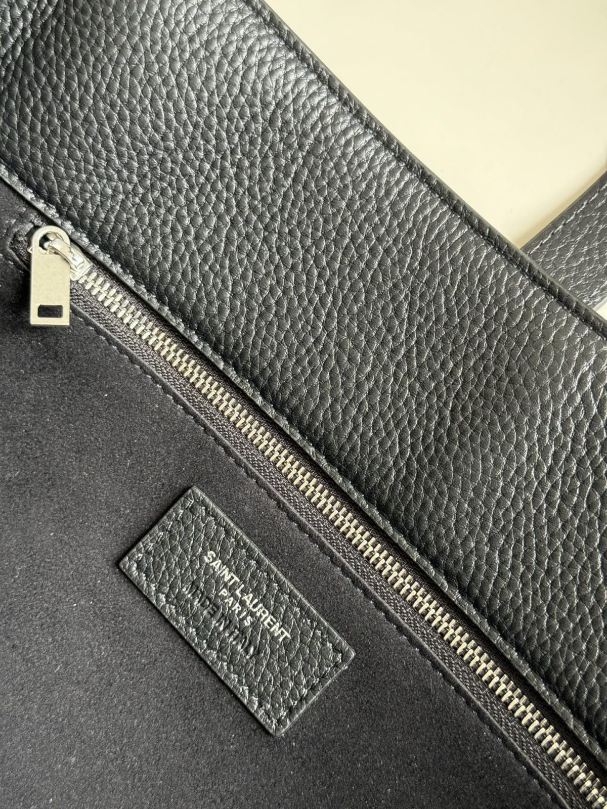 Yves Saint Laurent LE5A7 Bea Bag - Image 9