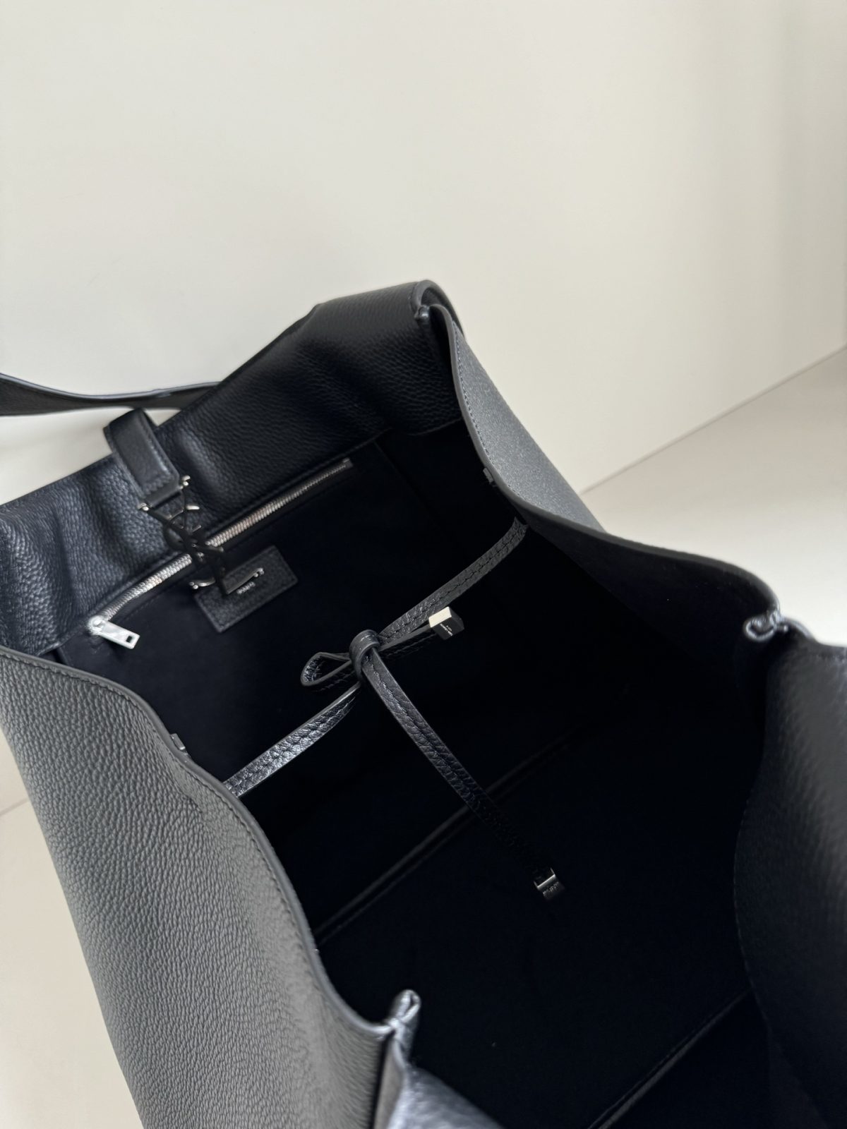 Yves Saint Laurent LE5A7 Bea Bag - Image 8