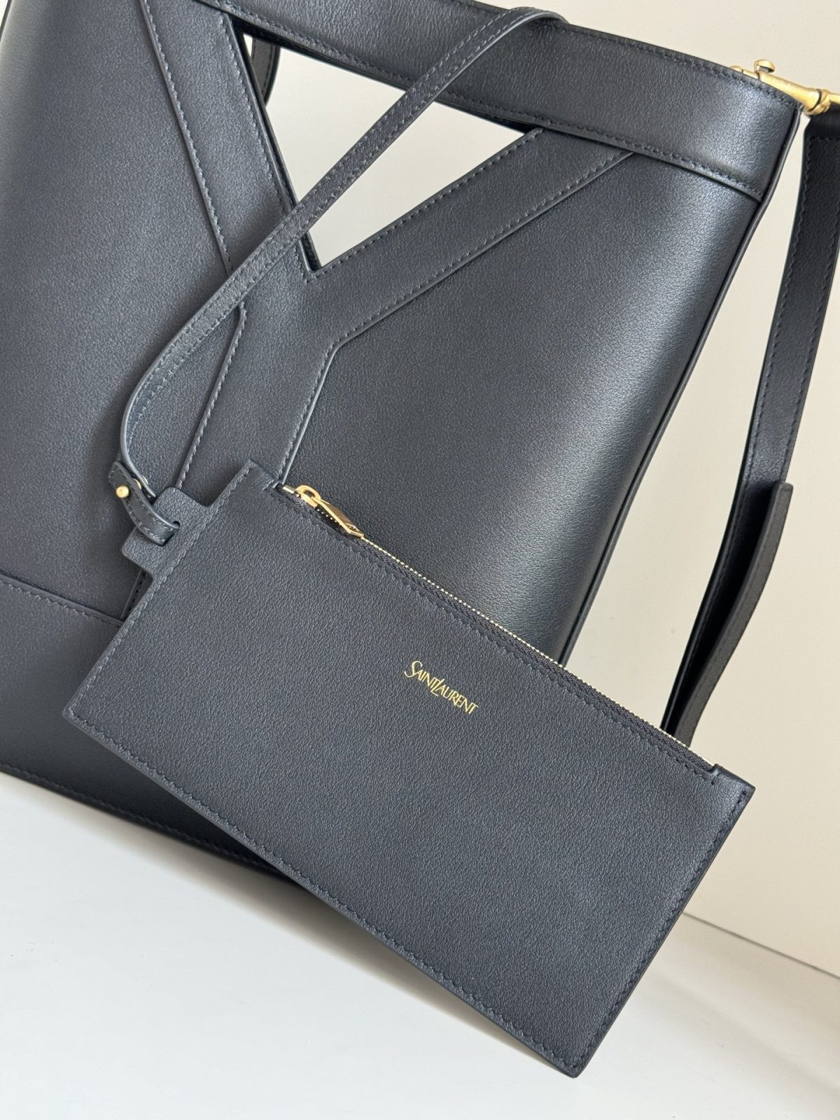 Yves Saint Laurent Y Bucket Bag - Image 4