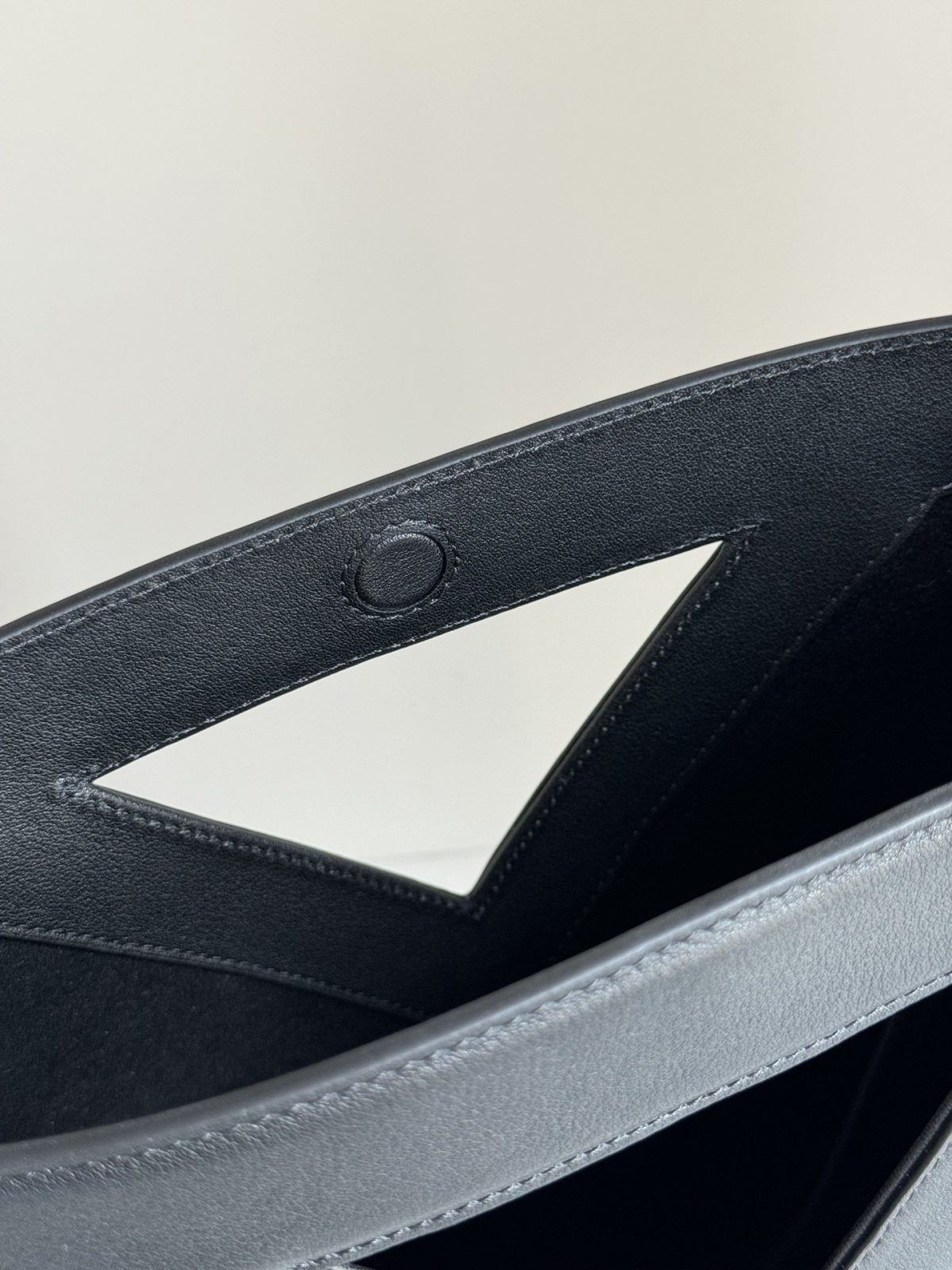 Yves Saint Laurent Y Bucket Bag - Image 9