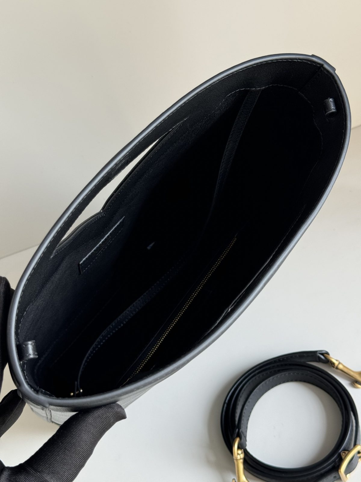 Yves Saint Laurent Y Bucket Bag - Image 8