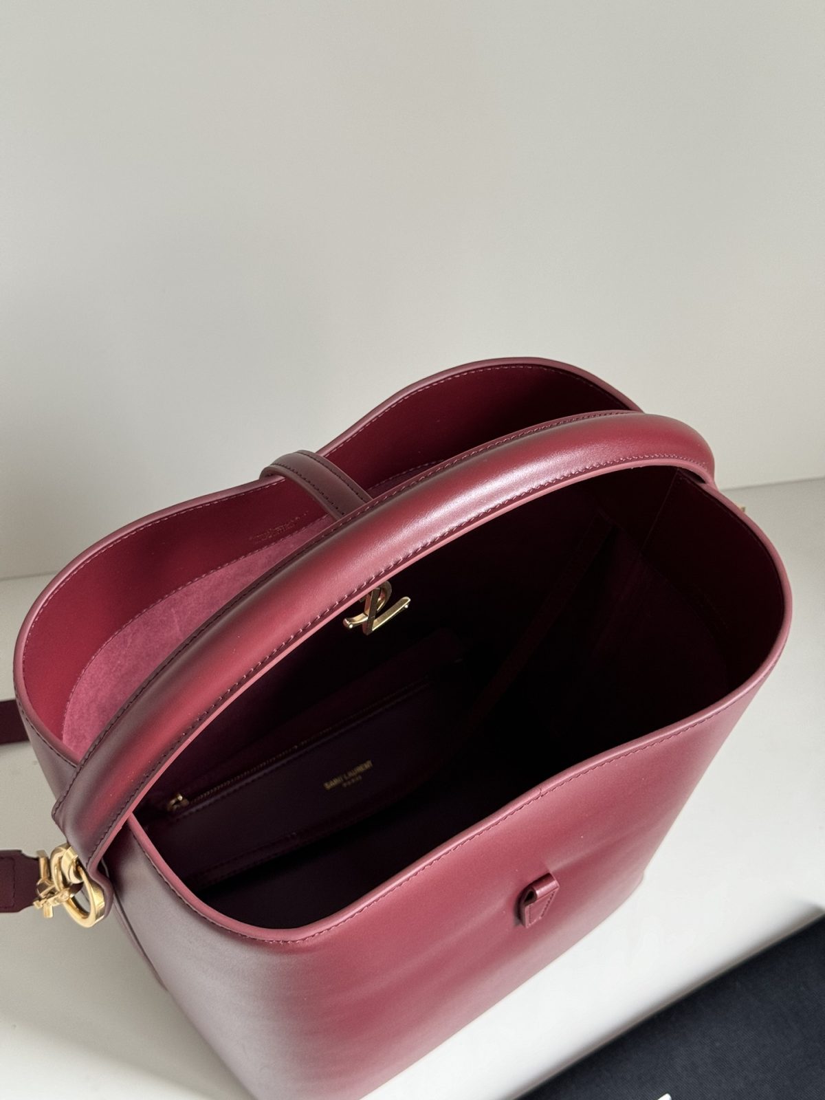 Yves Saint Laurent LE37 Bucket Bag - Image 9
