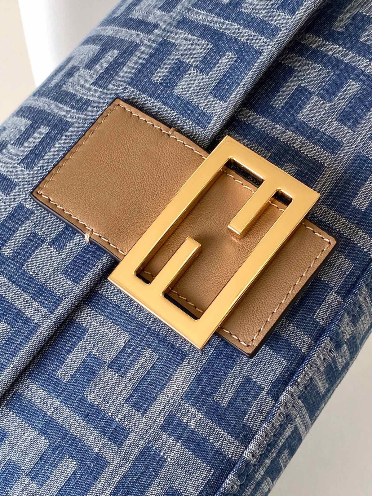 Fendi Baguette MediumBag - Image 6