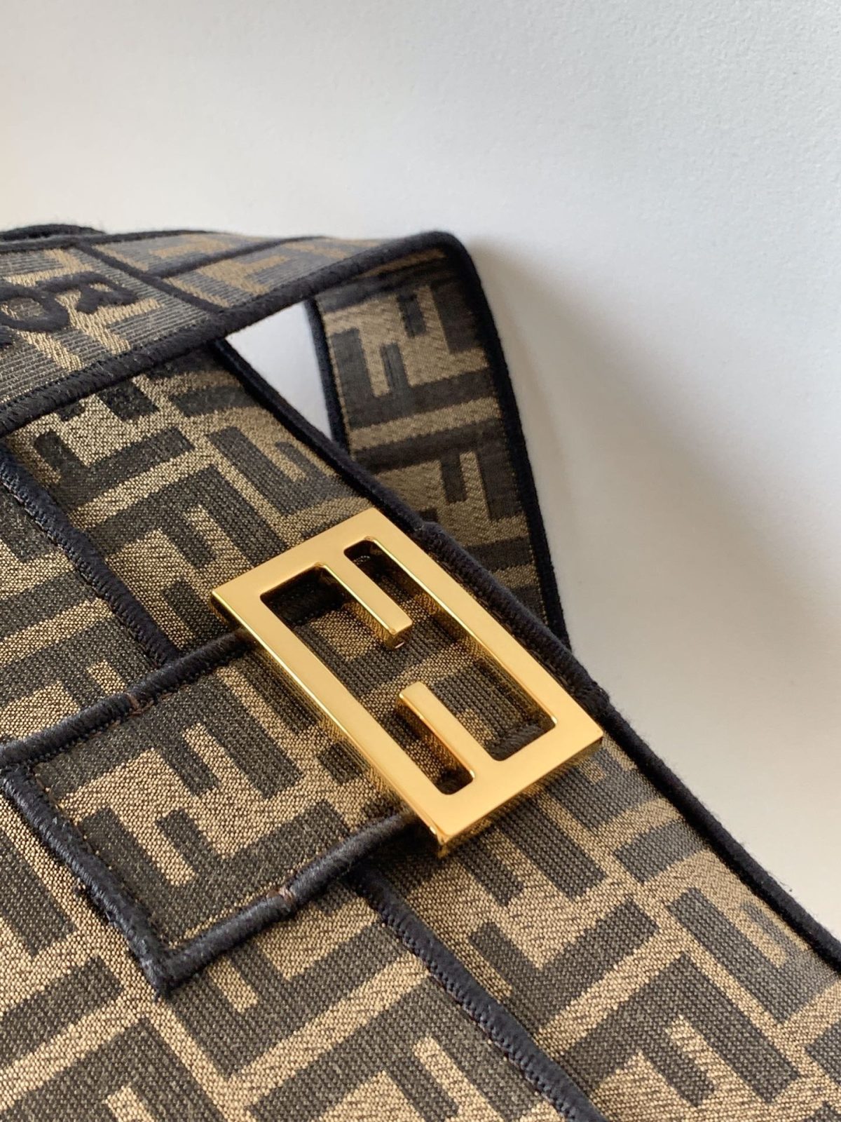 Fendi Baguette Medium Bag - Image 6