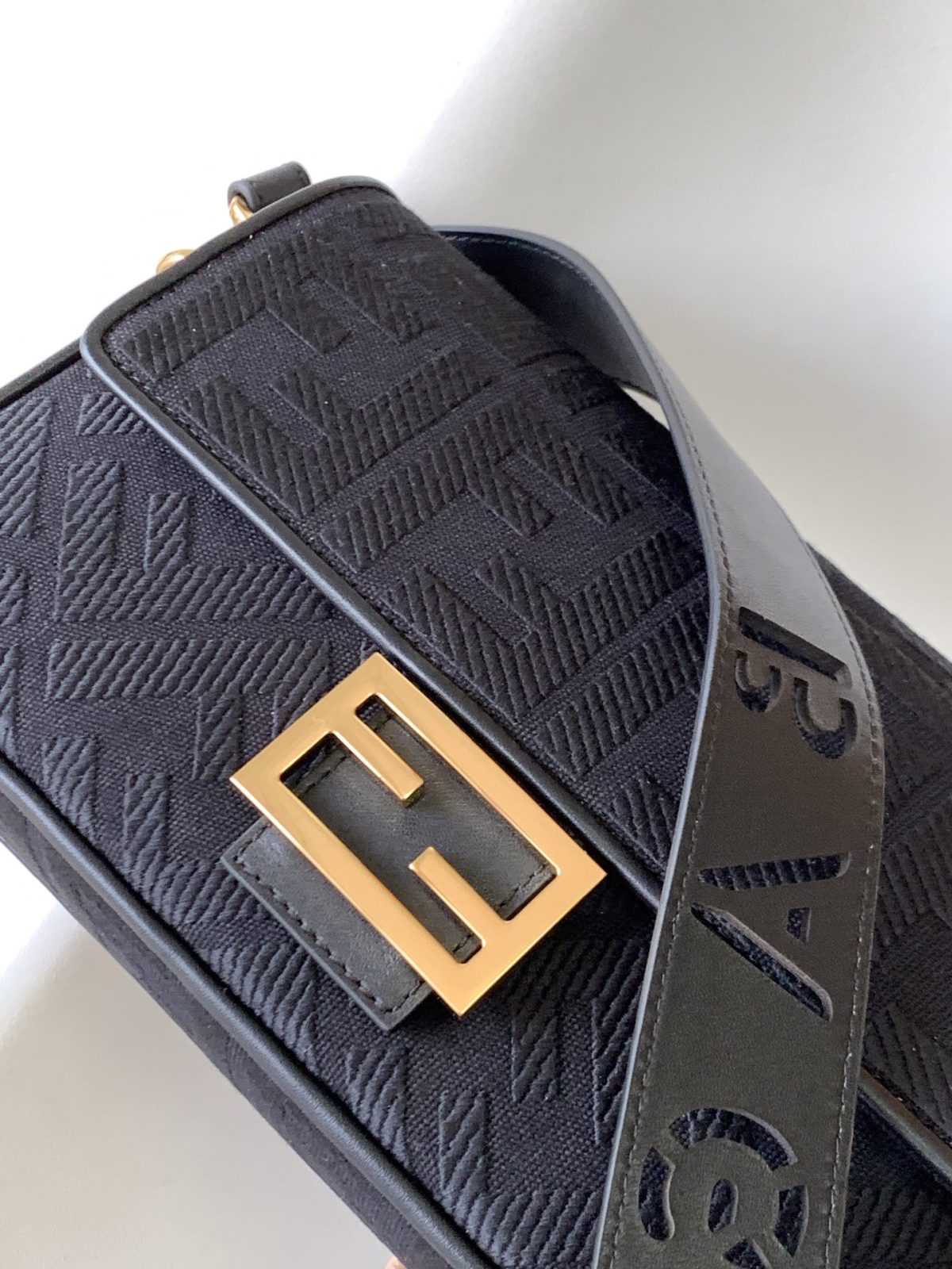 Fendi Baguette Medium Bag - Image 5