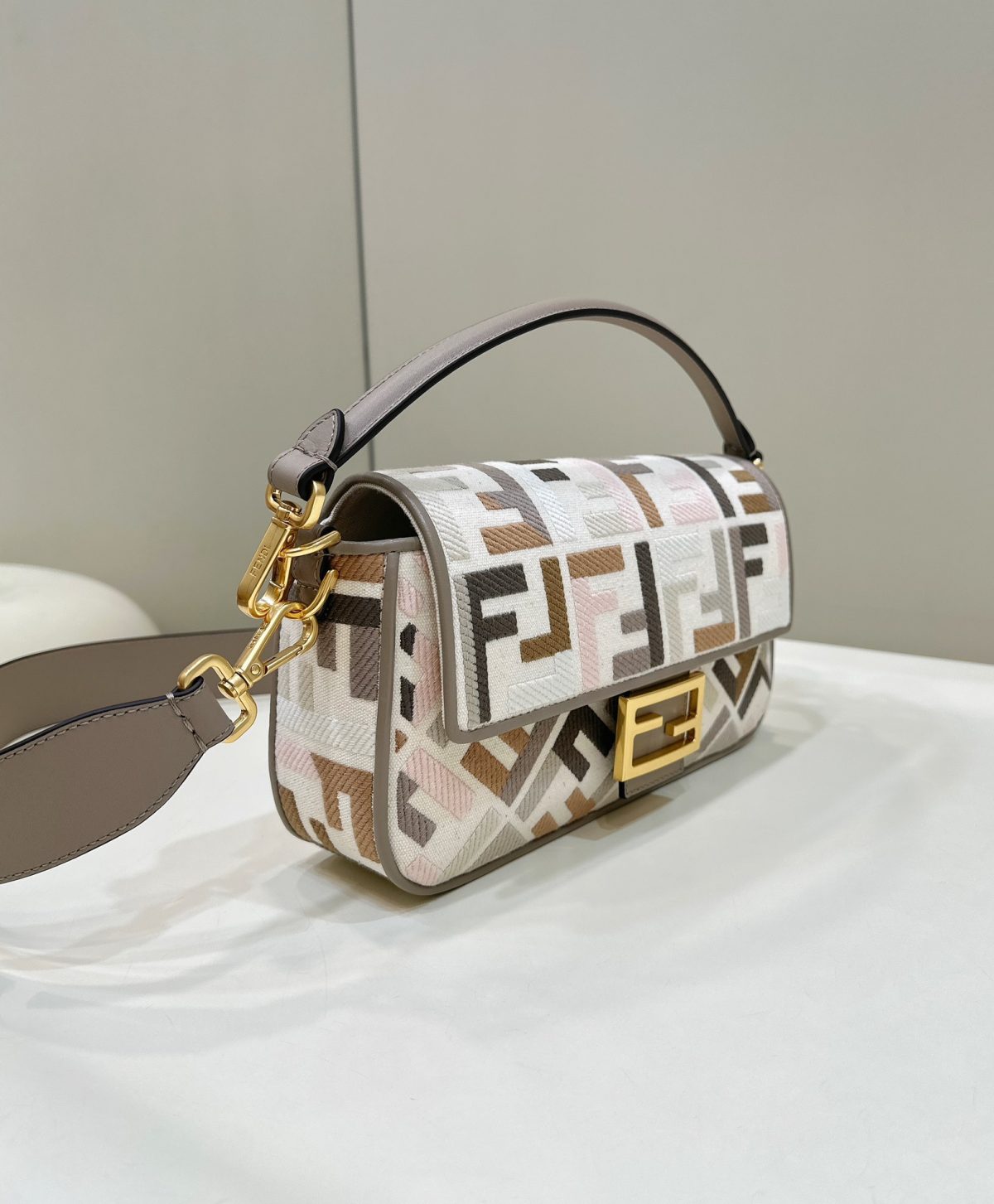 Fendi Baguette Medium Bag - Image 4