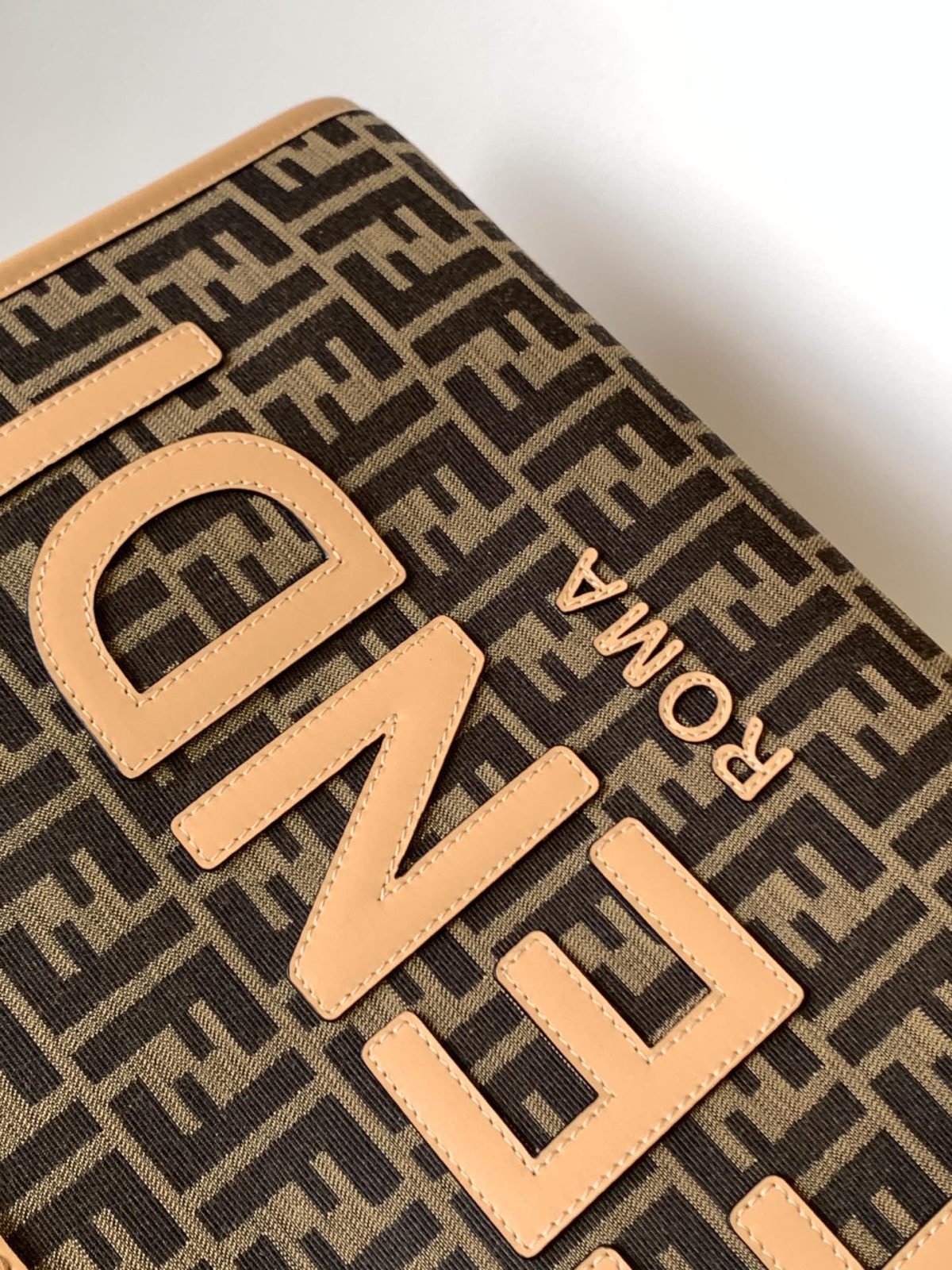 Fendi Sunshine Medium Shopping Bag - Image 4
