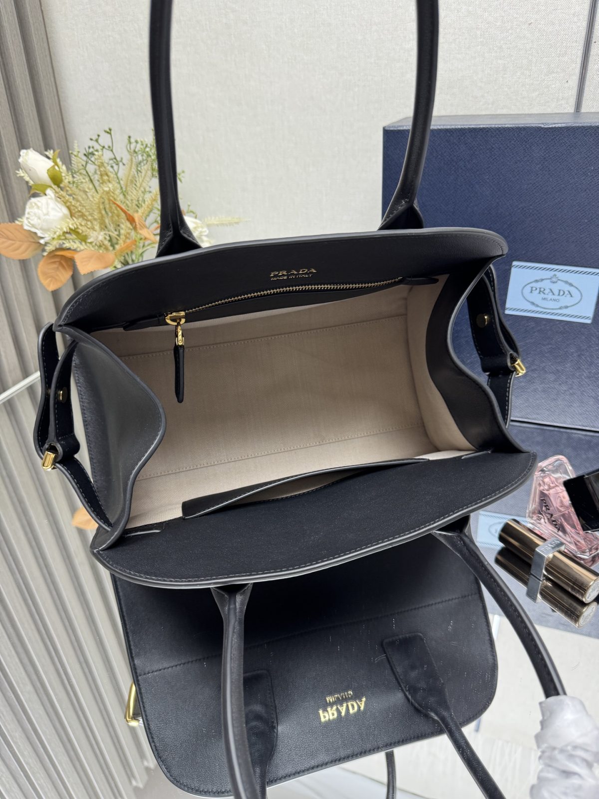 Prada Medium leather tote bag - Image 8