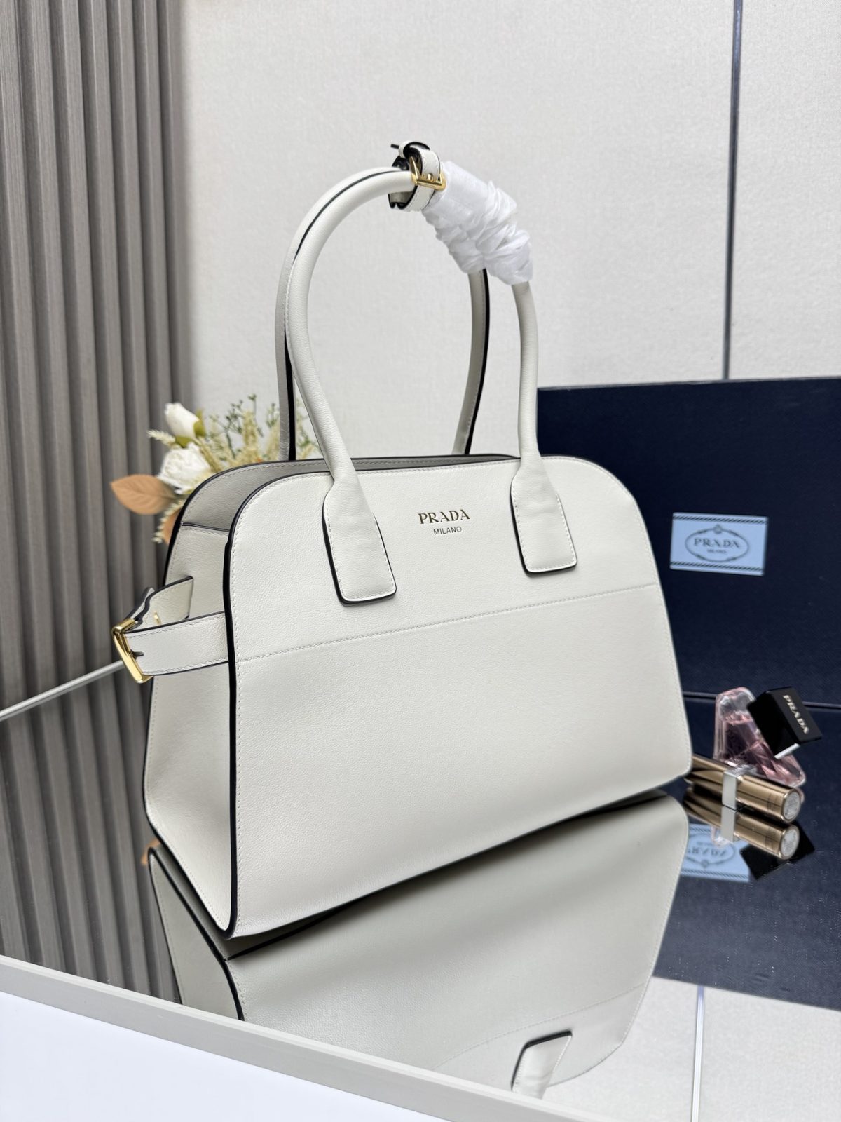 Prada Medium leather tote bag - Image 2