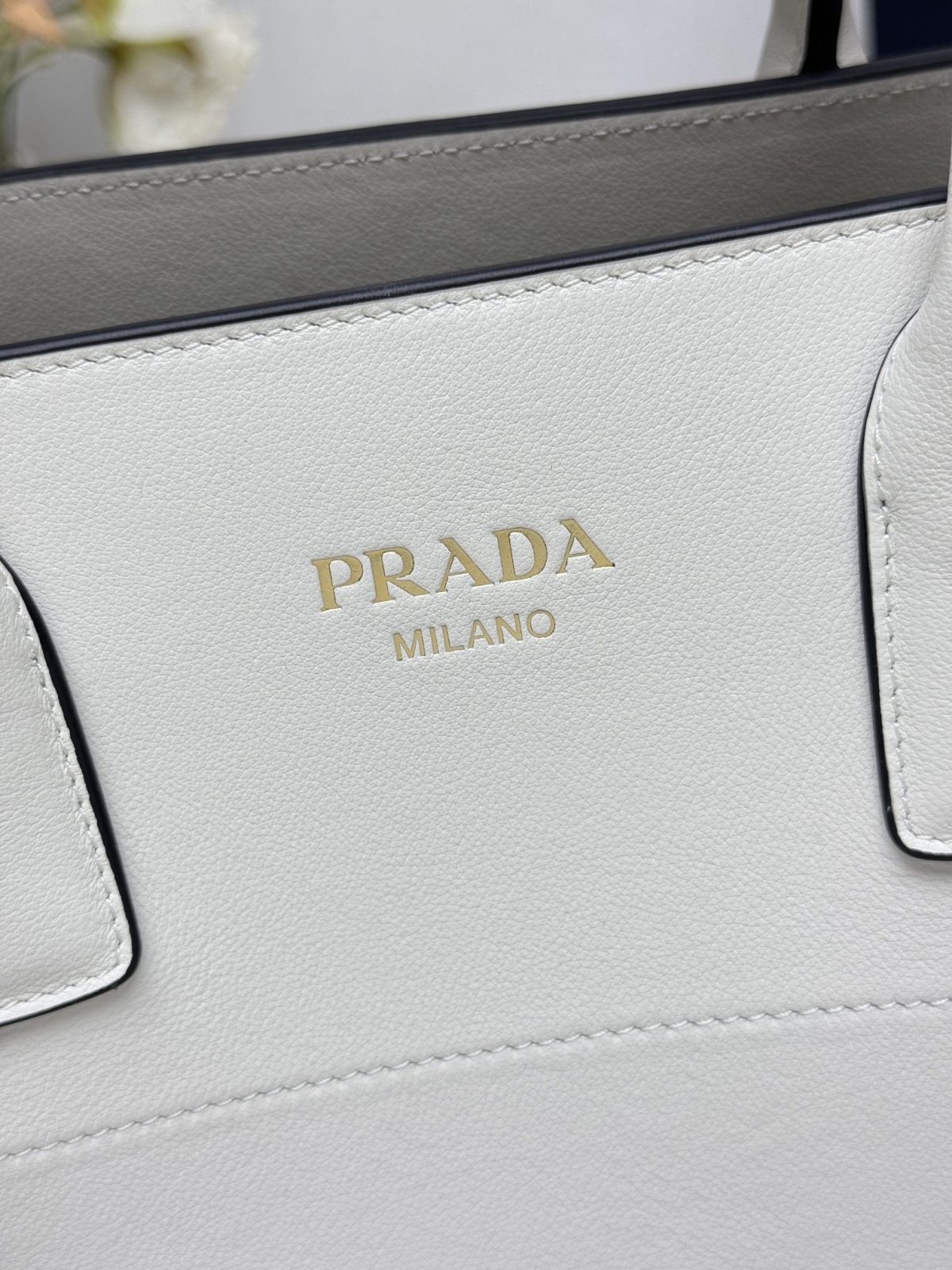 Prada Medium leather tote bag - Image 6