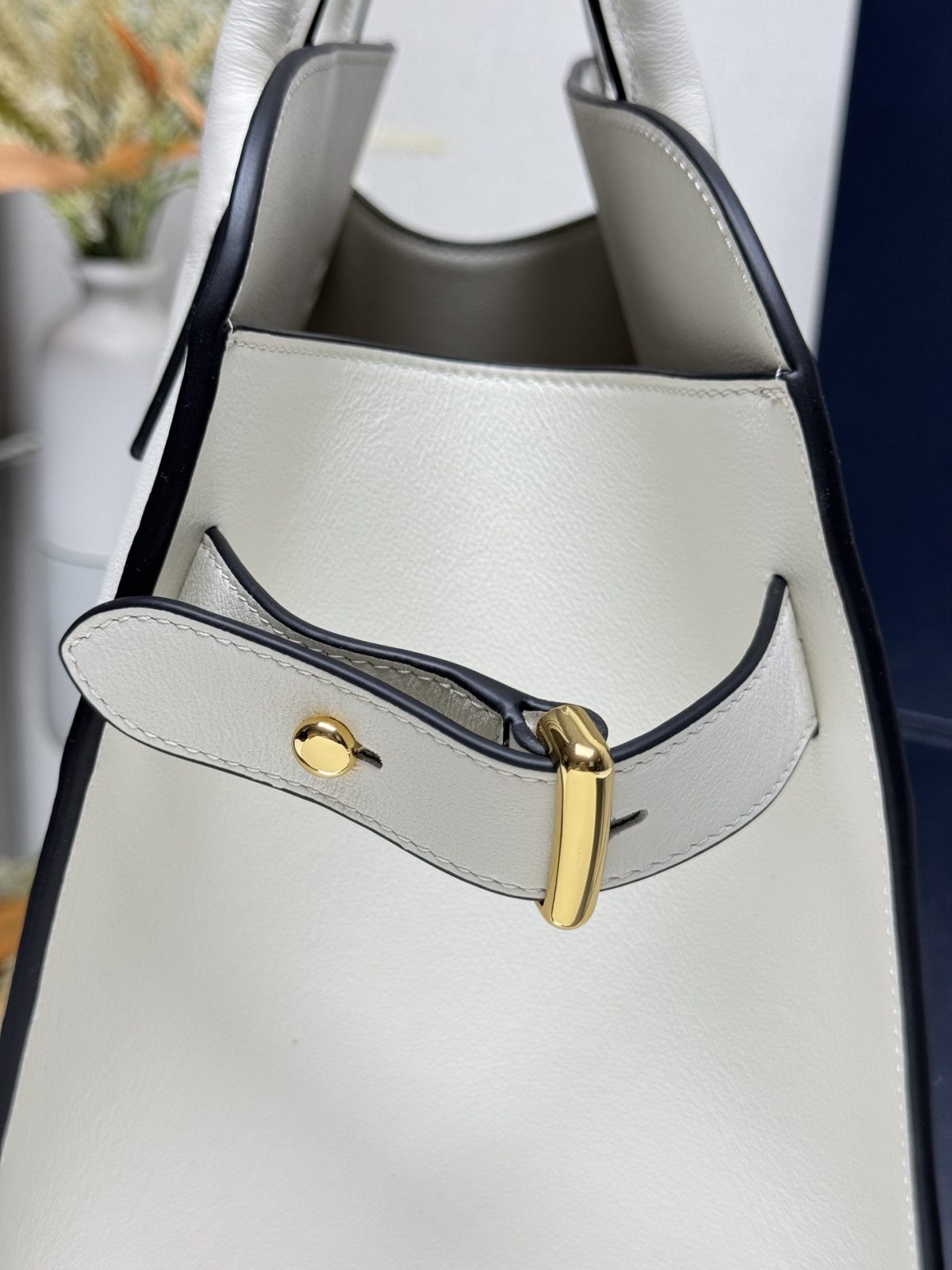 Prada Medium leather tote bag - Image 5