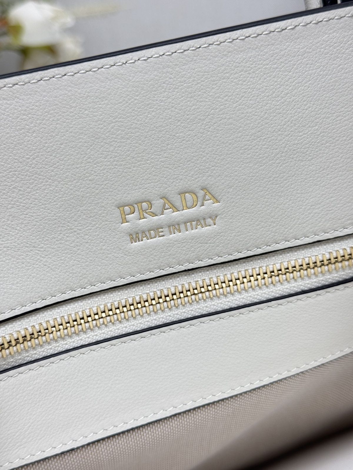 Prada Medium leather tote bag - Image 9