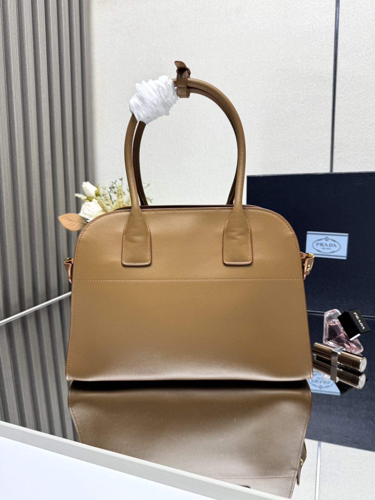 Prada Medium leather tote bag - Image 4