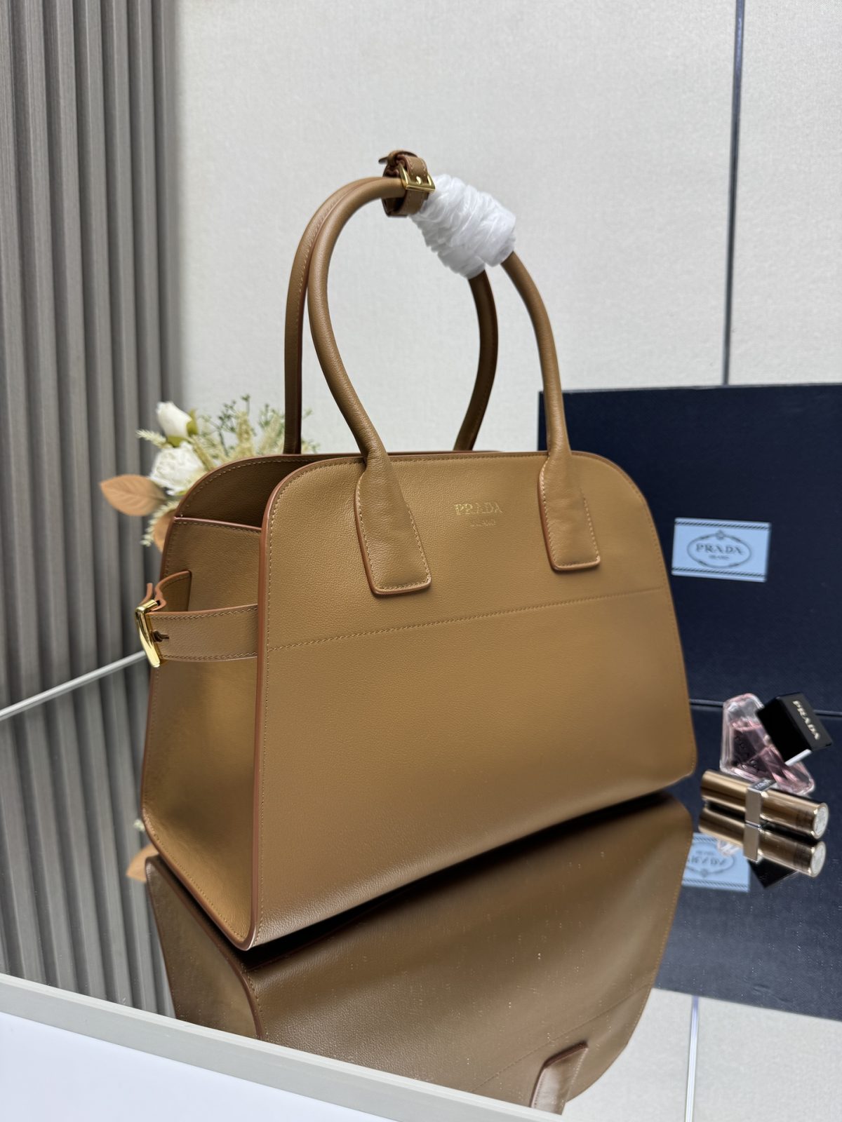 Prada Medium leather tote bag - Image 3