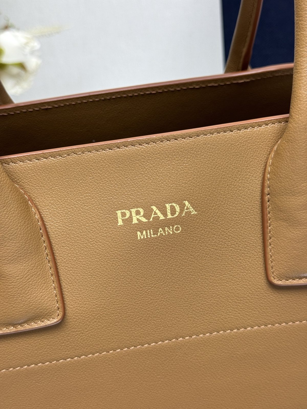 Prada Medium leather tote bag - Image 7