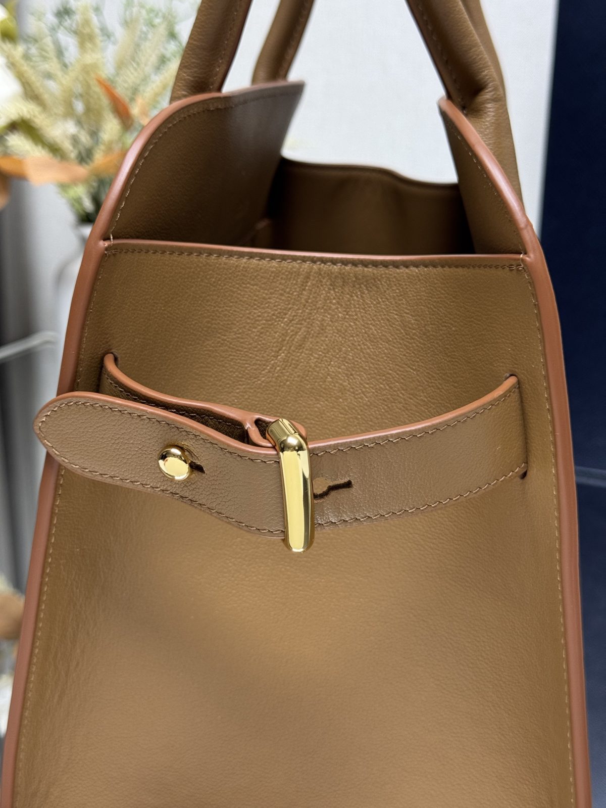 Prada Medium leather tote bag - Image 5