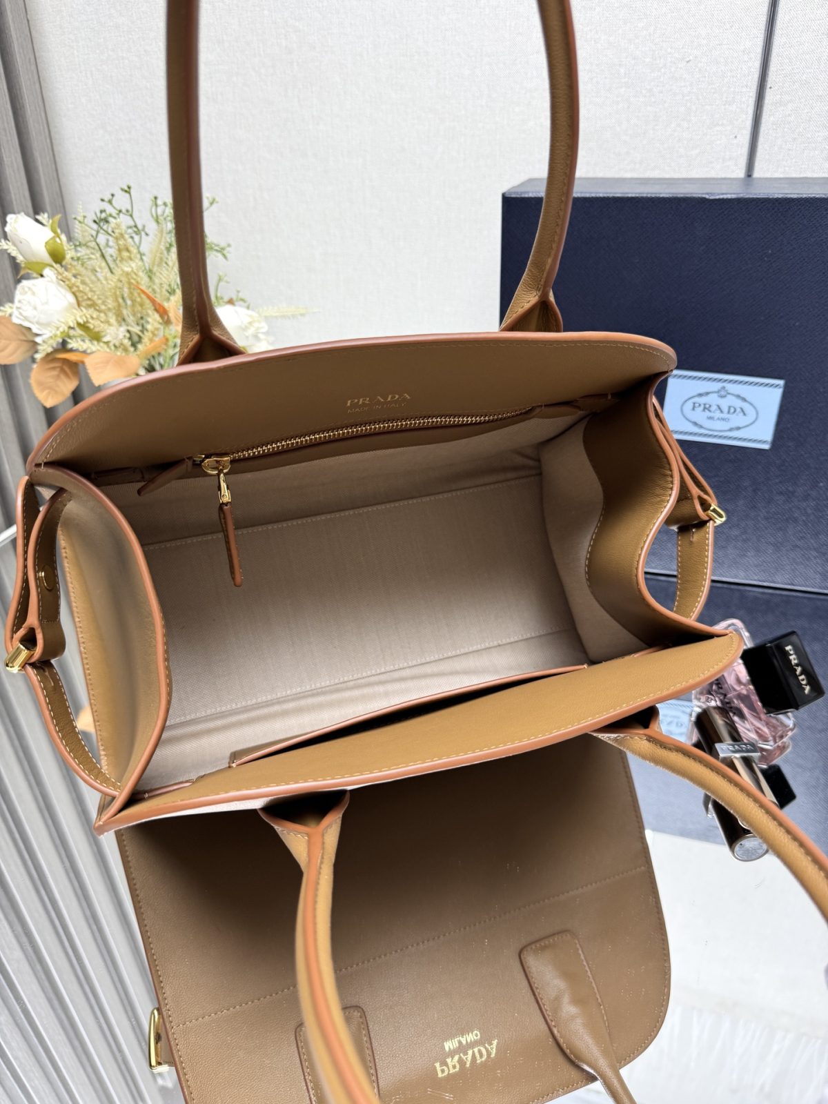 Prada Medium leather tote bag - Image 8