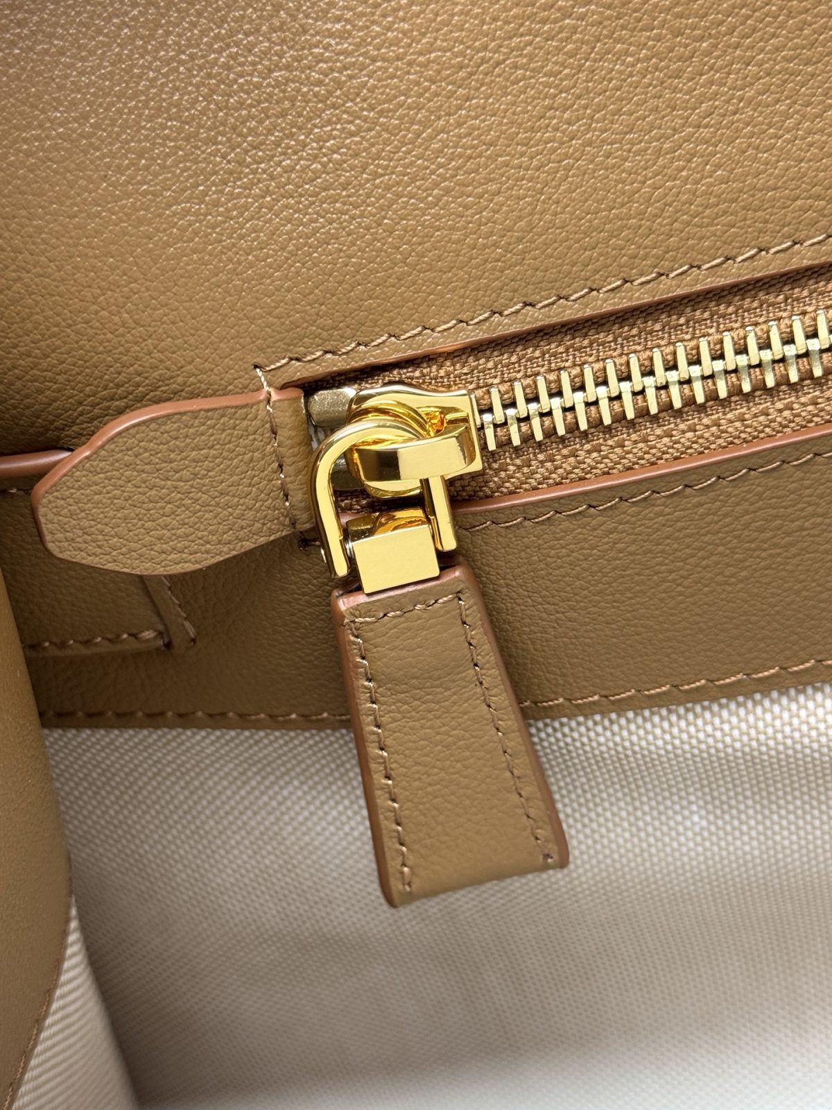 Prada Medium leather tote bag - Image 9