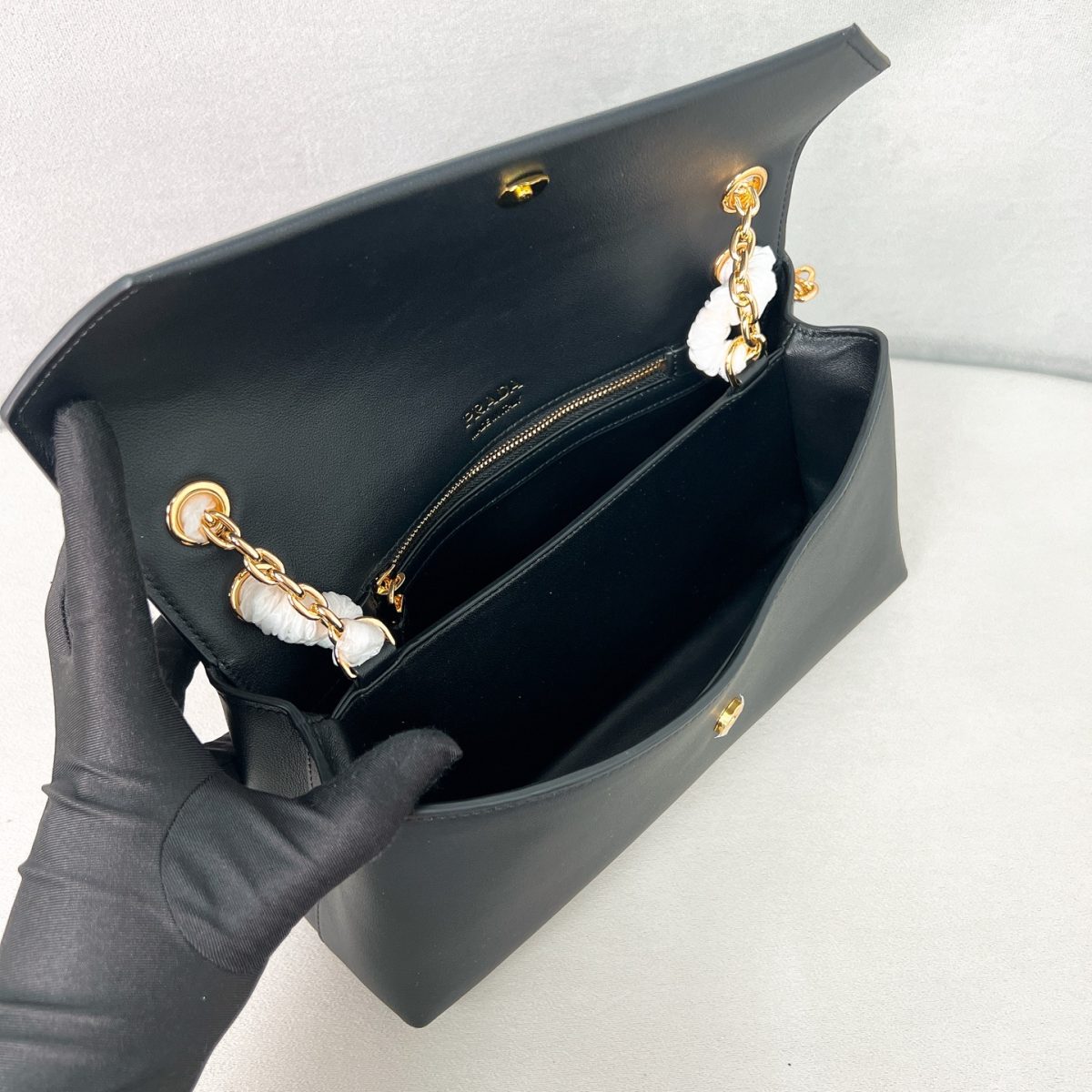 Prada Doux medium leather shoulder bag - Image 8