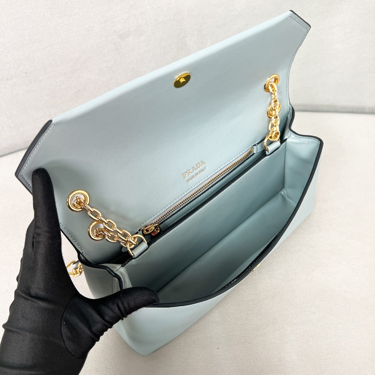 Prada Doux medium leather shoulder bag - Image 7
