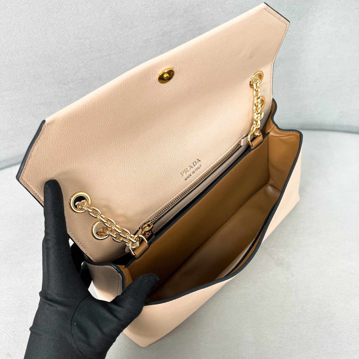 Prada Doux medium leather shoulder bag - Image 7