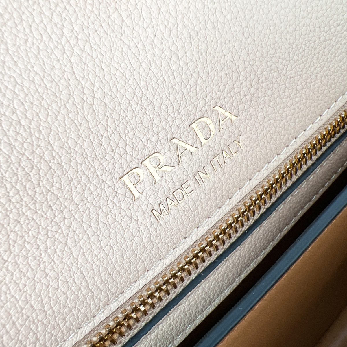 Prada Doux medium leather shoulder bag - Image 8