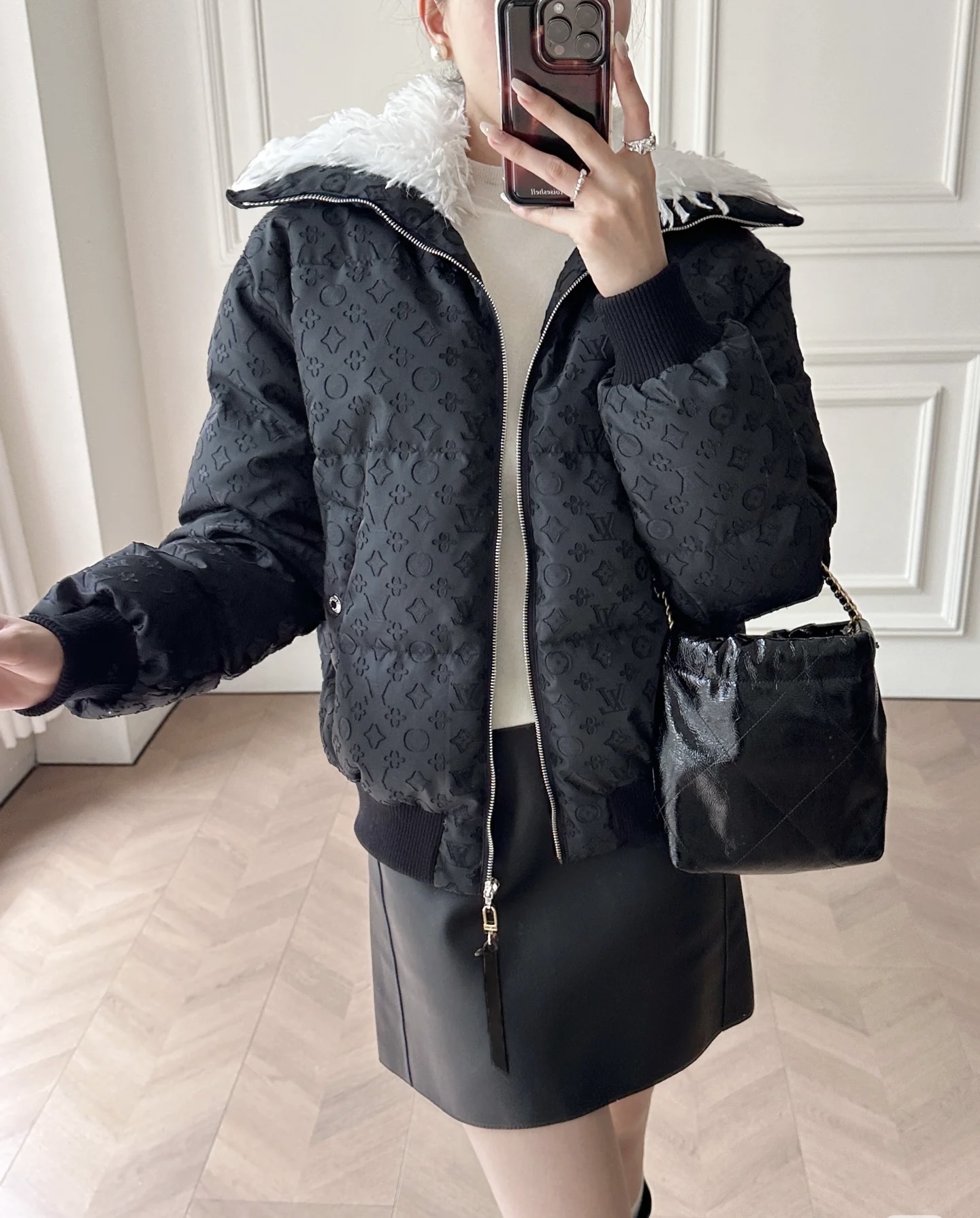 微信图片_2025-11-07_160547_365 LouisVuitton Feather Collar Puffer Jacket - Image 1